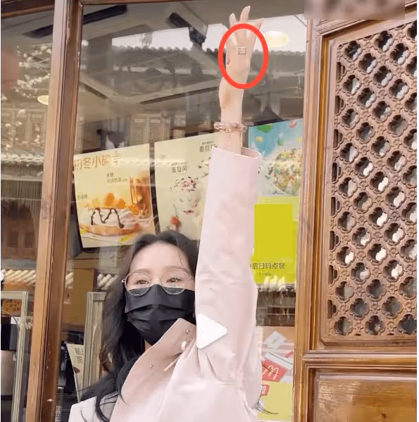劉詩詩曬慶生照,唯獨不見吳奇隆有所表示,其實夫妻倆一直在撒糖