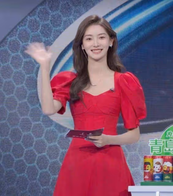 現在的體育主持人,身材和顏值都在追趕女明星