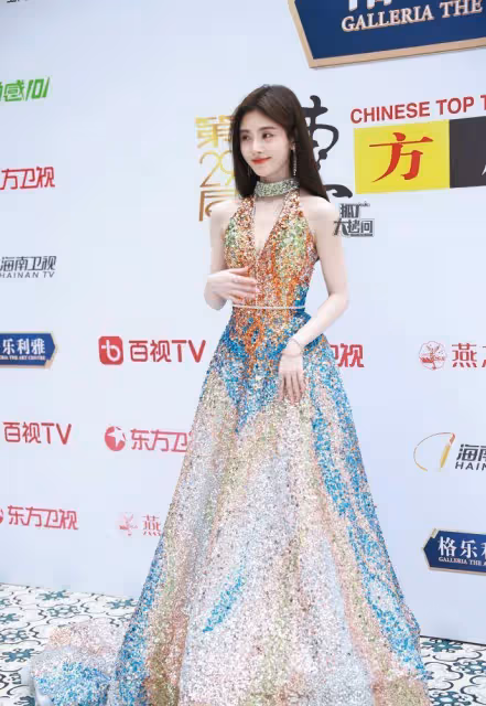 鞠婧禕深V亮片裙走紅毯,被贊全場最美!周深穿黑金禮服也帥到爆