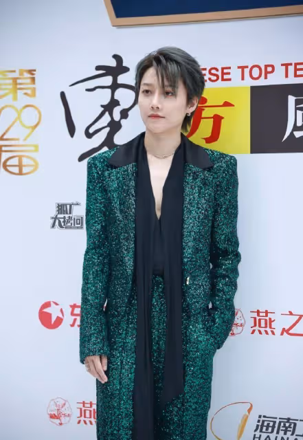 鞠婧禕深V亮片裙走紅毯,被贊全場最美!周深穿黑金禮服也帥到爆