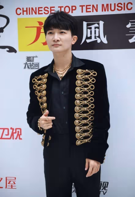 鞠婧禕深V亮片裙走紅毯,被贊全場最美!周深穿黑金禮服也帥到爆
