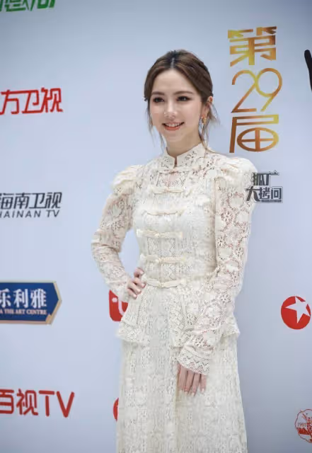 鞠婧禕深V亮片裙走紅毯,被贊全場最美!周深穿黑金禮服也帥到爆
