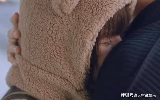 《偷偷藏不住》把一年四季都穿在了身上?桑稚的時尚感,雷人又可笑