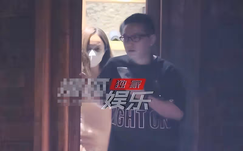 姚笛深夜與男友人聚餐,穿搭隨意身材玲瓏有致,飯後一同乘車離開