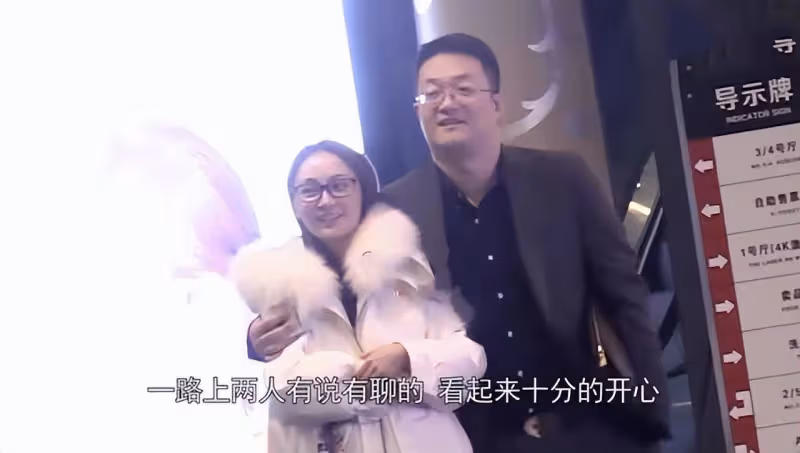 姚笛深夜與男友人聚餐,穿搭隨意身材玲瓏有致,飯後一同乘車離開