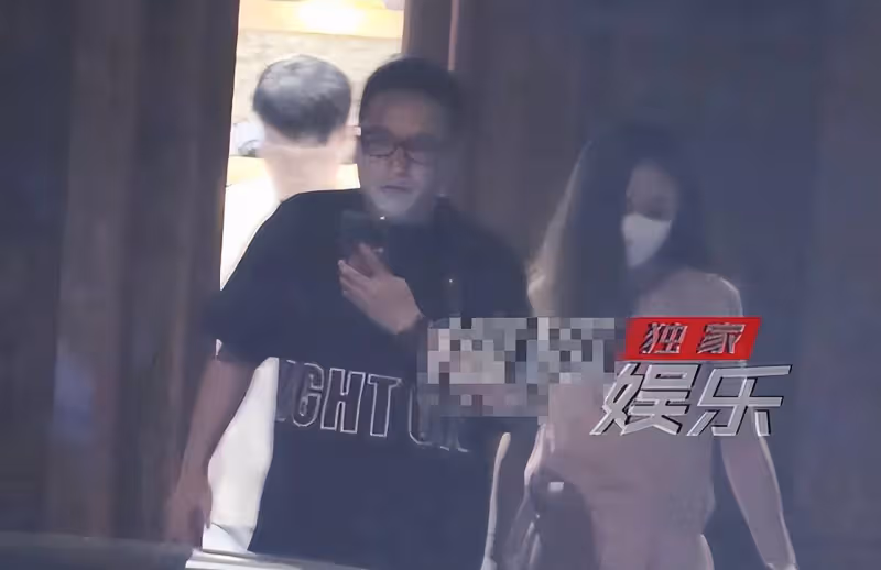 姚笛深夜與男友人聚餐,穿搭隨意身材玲瓏有致,飯後一同乘車離開