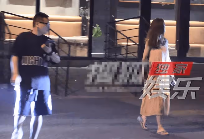 姚笛深夜與男友人聚餐,穿搭隨意身材玲瓏有致,飯後一同乘車離開