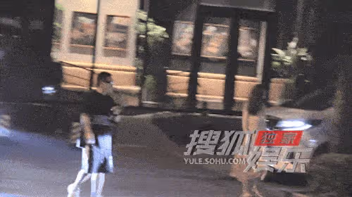 姚笛深夜與男友人聚餐,穿搭隨意身材玲瓏有致,飯後一同乘車離開