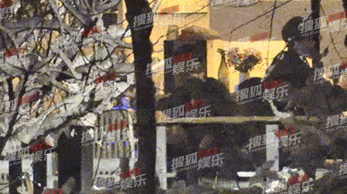 姚笛深夜與男友人聚餐,穿搭隨意身材玲瓏有致,飯後一同乘車離開
