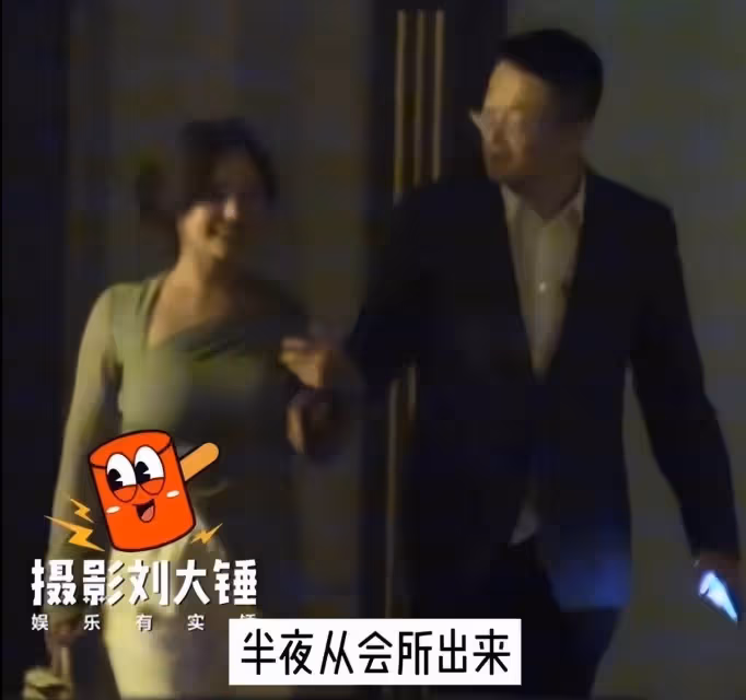 姚笛深夜與男友人聚餐,穿搭隨意身材玲瓏有致,飯後一同乘車離開