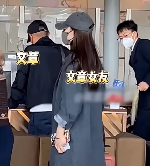 姚笛深夜與男友人聚餐,穿搭隨意身材玲瓏有致,飯後一同乘車離開