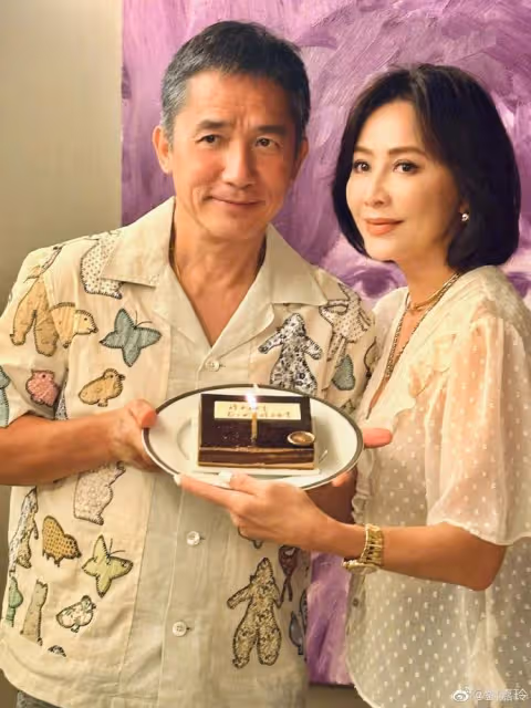 劉嘉玲罕曬夫妻合照,61歲偉仔頭髮花白,穿2800襯衫嘟嘴賣萌慶生