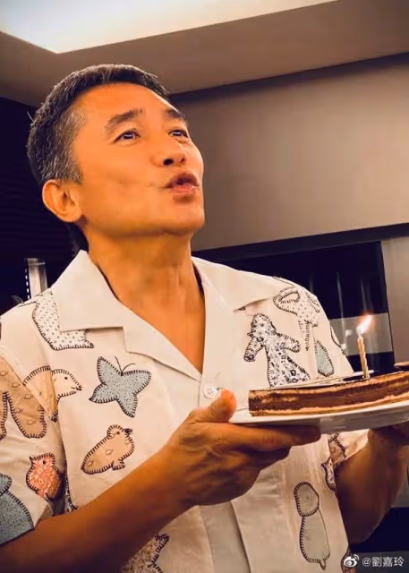 劉嘉玲罕曬夫妻合照,61歲偉仔頭髮花白,穿2800襯衫嘟嘴賣萌慶生