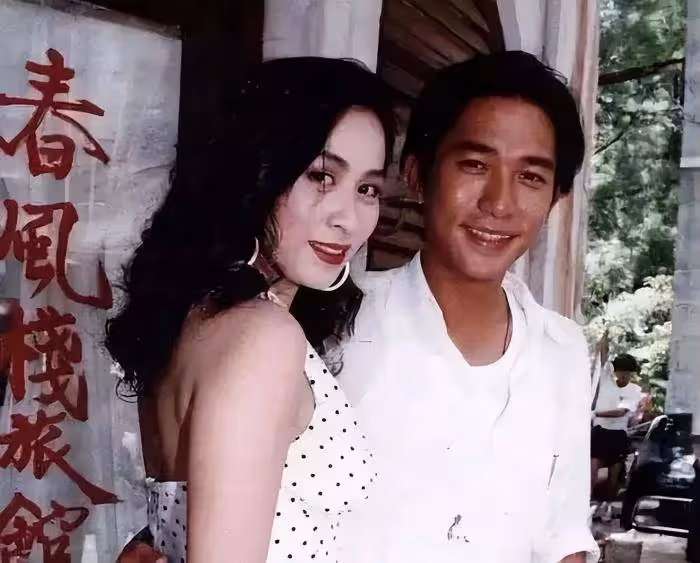 劉嘉玲罕曬夫妻合照,61歲偉仔頭髮花白,穿2800襯衫嘟嘴賣萌慶生