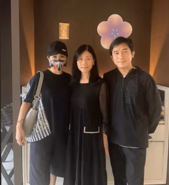 劉嘉玲罕曬夫妻合照,61歲偉仔頭髮花白,穿2800襯衫嘟嘴賣萌慶生