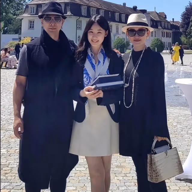 趙文卓赴瑞士參加女兒結業典禮，妻子提16萬名牌包炫富引粉絲不滿