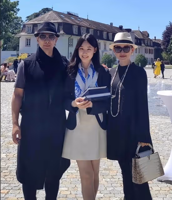 趙文卓赴瑞士參加女兒結業典禮,妻子提16萬名牌包炫富引粉絲不滿