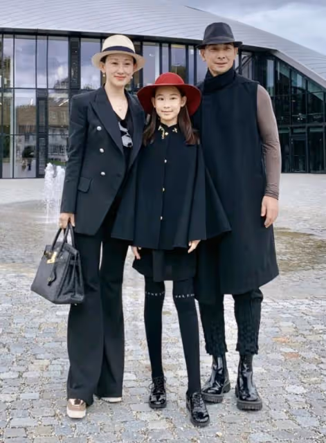 趙文卓赴瑞士參加女兒結業典禮,妻子提16萬名牌包炫富引粉絲不滿