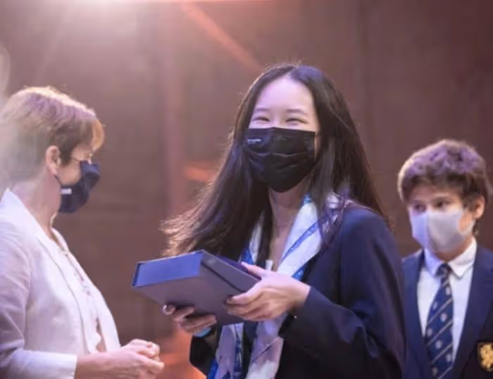 趙文卓赴瑞士參加女兒結業典禮,妻子提16萬名牌包炫富引粉絲不滿