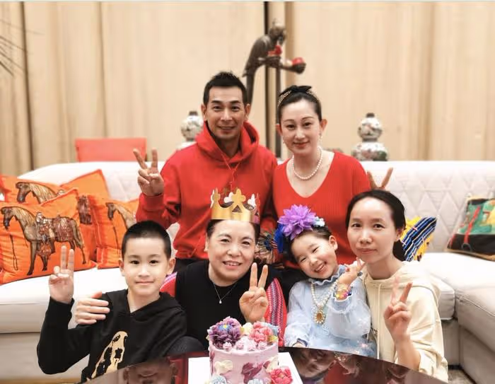 趙文卓赴瑞士參加女兒結業典禮,妻子提16萬名牌包炫富引粉絲不滿