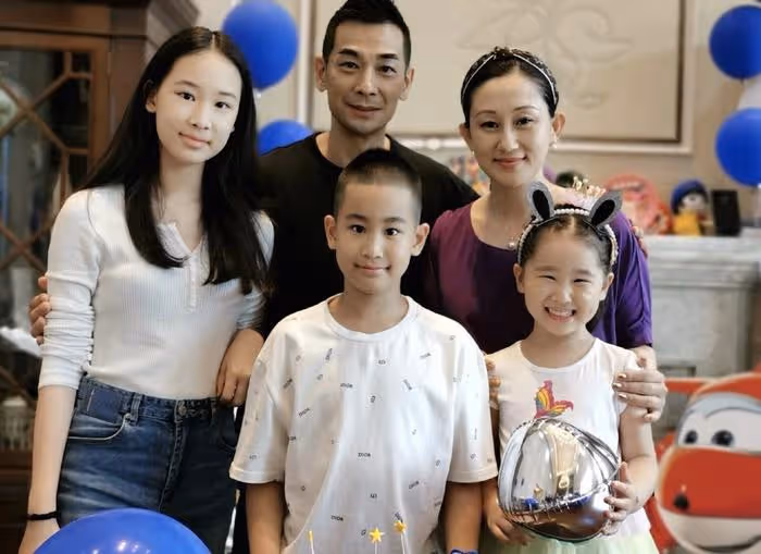 趙文卓赴瑞士參加女兒結業典禮,妻子提16萬名牌包炫富引粉絲不滿