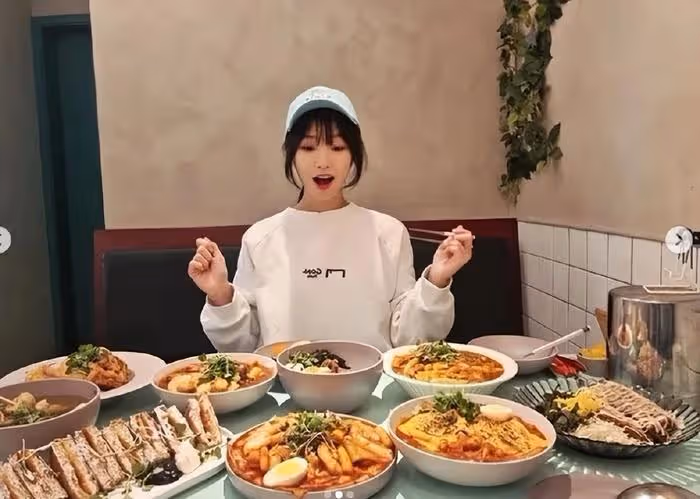 27歲韓國女網紅,稱自己月薪是同齡人年薪,曾吃下112盤旋轉壽司