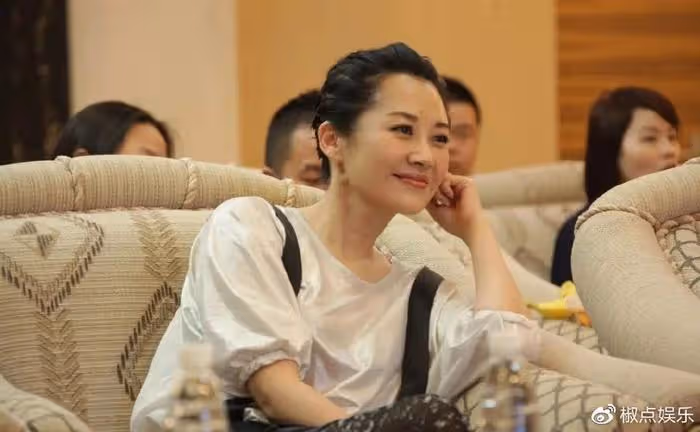 許晴的臀、余男的唇、朱珠的腰，這3位中年女星性感起來簡直要命