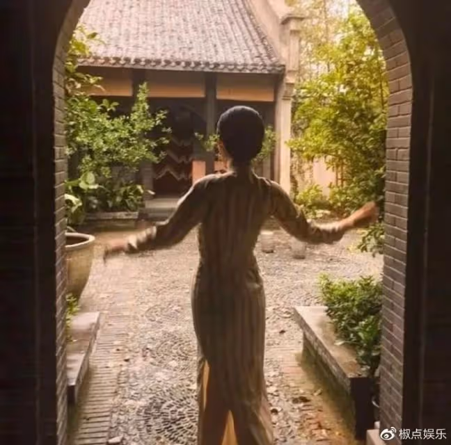 許晴的臀、余男的唇、朱珠的腰，這3位中年女星性感起來簡直要命