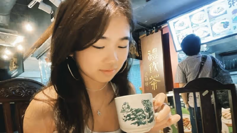 曹格曬與兒女逛街，兒子高大帥氣，12歲Grace穿弔帶露小蠻腰好成熟