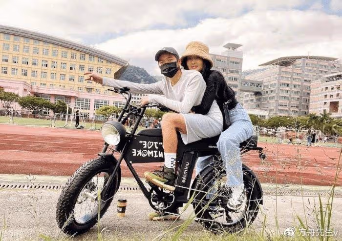 曹格曬與兒女逛街,兒子高大帥氣,12歲Grace穿弔帶露小蠻腰好成熟