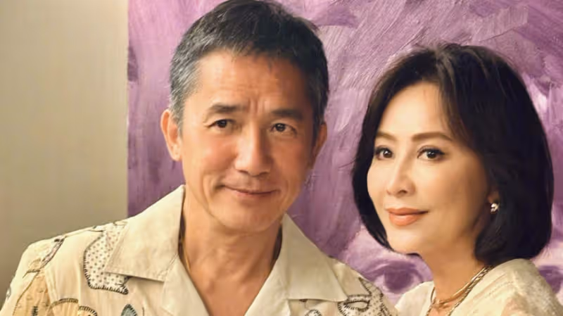 劉嘉玲曬合影為丈夫慶生，61歲梁朝偉兩鬢斑白，倚著妻子超恩愛