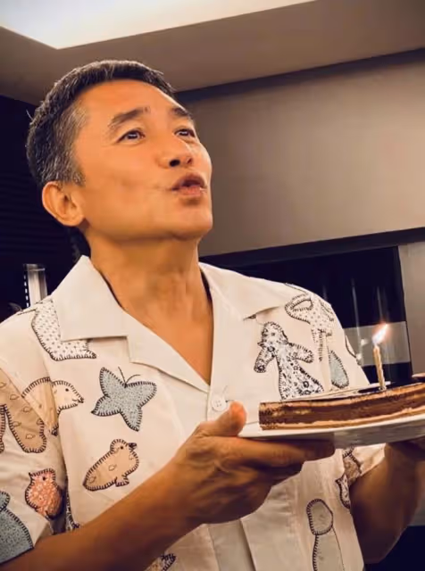 劉嘉玲曬合影為丈夫慶生,61歲梁朝偉兩鬢斑白,倚著妻子超恩愛