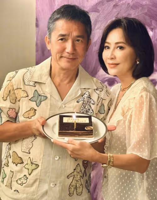 劉嘉玲曬合影為丈夫慶生,61歲梁朝偉兩鬢斑白,倚著妻子超恩愛