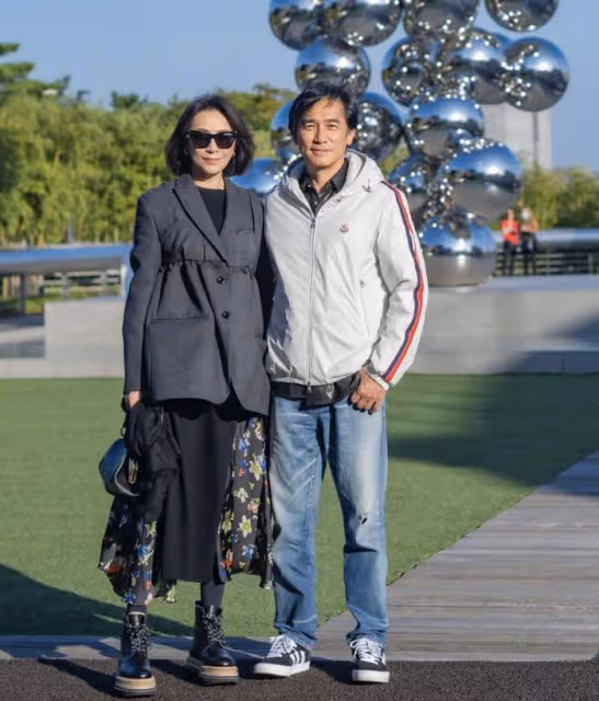 劉嘉玲曬合影為丈夫慶生,61歲梁朝偉兩鬢斑白,倚著妻子超恩愛
