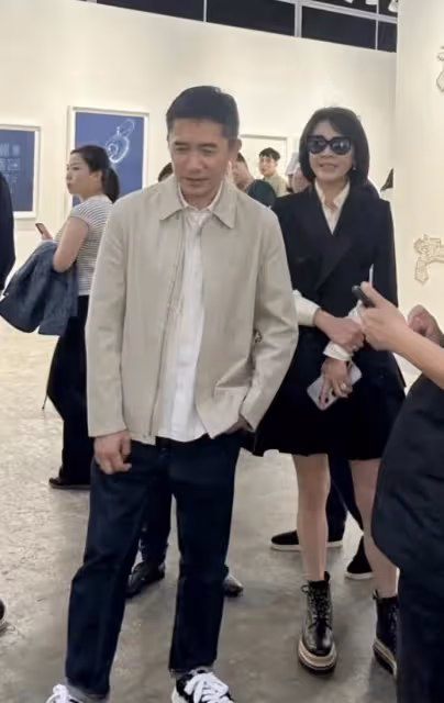 劉嘉玲曬合影為丈夫慶生,61歲梁朝偉兩鬢斑白,倚著妻子超恩愛