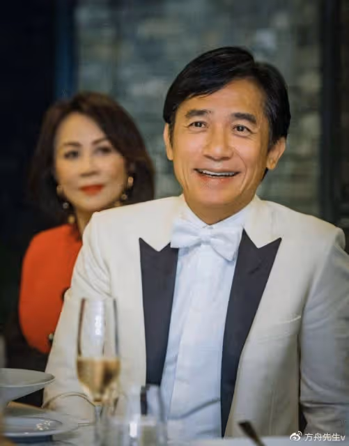 劉嘉玲曬合影為丈夫慶生,61歲梁朝偉兩鬢斑白,倚著妻子超恩愛