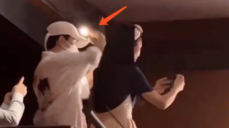 張傑謝娜現身雙胞胎女兒幼兒園，觀看孩子演出，打燈錄像演我追星