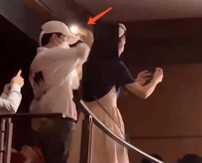 張傑謝娜現身雙胞胎女兒幼兒園,觀看孩子演出,打燈錄像演我追星