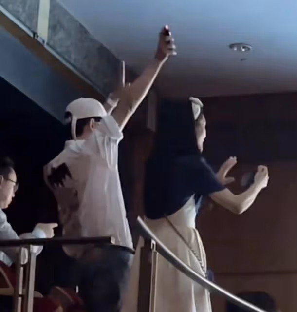 張傑謝娜現身雙胞胎女兒幼兒園,觀看孩子演出,打燈錄像演我追星