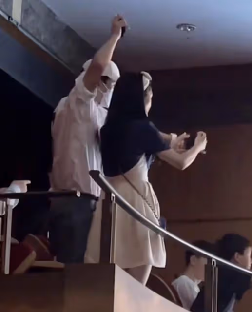 張傑謝娜現身雙胞胎女兒幼兒園,觀看孩子演出,打燈錄像演我追星