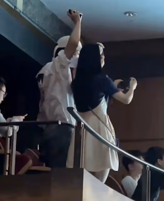 張傑謝娜現身雙胞胎女兒幼兒園,觀看孩子演出,打燈錄像演我追星