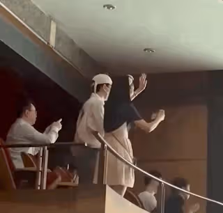 張傑謝娜現身雙胞胎女兒幼兒園,觀看孩子演出,打燈錄像演我追星