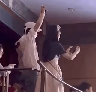 張傑謝娜現身雙胞胎女兒幼兒園,觀看孩子演出,打燈錄像演我追星