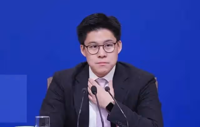 霍啟剛回應身體狀況,調侃傳聞太誇張,郭晶晶陪床他住院都傳出了