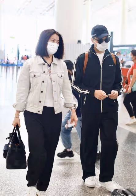 袁詠儀才是「扮美高手」,牛仔服配闊腿褲,看似簡單卻難掩高級感