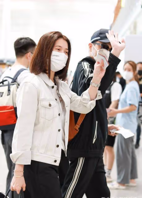 袁詠儀才是「扮美高手」,牛仔服配闊腿褲,看似簡單卻難掩高級感