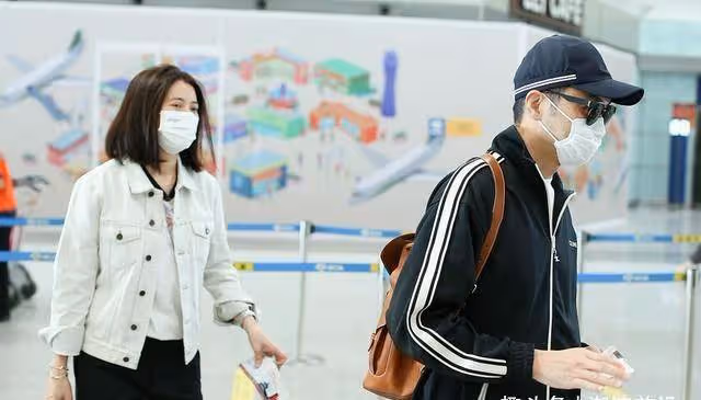 袁詠儀才是「扮美高手」,牛仔服配闊腿褲,看似簡單卻難掩高級感