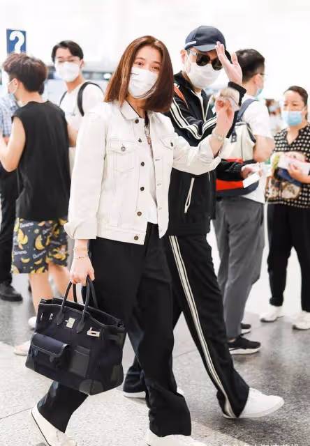 袁詠儀才是「扮美高手」,牛仔服配闊腿褲,看似簡單卻難掩高級感