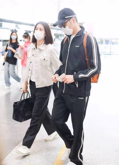 袁詠儀才是「扮美高手」,牛仔服配闊腿褲,看似簡單卻難掩高級感