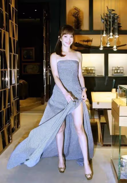 范文芳真會「扮美」,穿抹身材時尚裙身材窈窕,空氣劉海減齡十歲